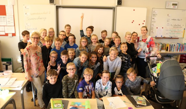 Superjuffie Diewertje Dir temidden van groep 7 van de Oranje Nassauschool.