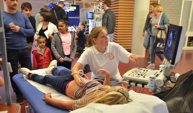 Een meisje werd via een echo onderzocht op de Wetenschapsdag in het LUMC. Foto: Fotobureau Monica van der Stap