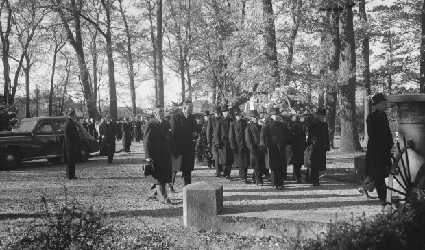 Op woensdag 27 oktober 1948 werden de stoffelijke overschotten van Parmentier, Mac Inerny en Veenendaal onder enorme belangstelling naast elkaar begraven op begraafplaats Rhijnhof. | Foto: CC0/Wikimedia