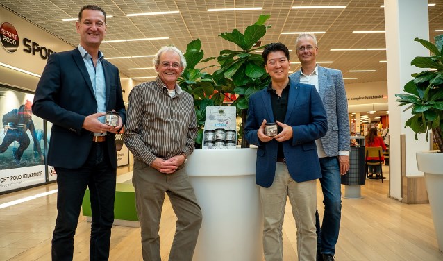 V.l.n.r. Remco Filippo, Theo Botden, Paul Catsburg en John van der Hoeven van de Lions Club Leiderdorp met potjes Leiderdropjes. | Foto: J.P. Kranenburg