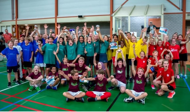 Alle bekerwinnaars bij elkaar met in de groene shirts de teams van de School Kastanjelaan.