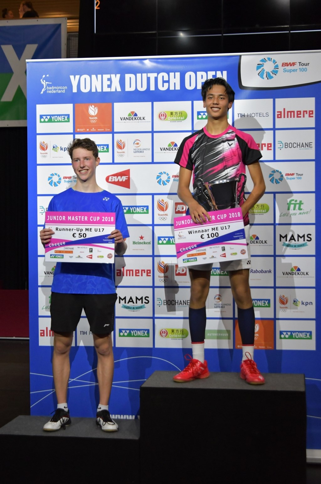 Calvin van Stenus (rechts) op het hoogste podium.