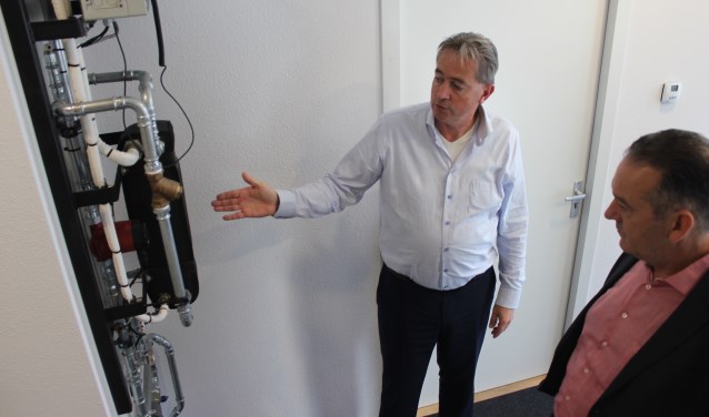 Wethouder Rob ten Boden bekijkt met eigenaar Homan van het bedrijf Fore de opmerkelijke energiezuinige installatie voor de regeling van warmte. | Foto: NK