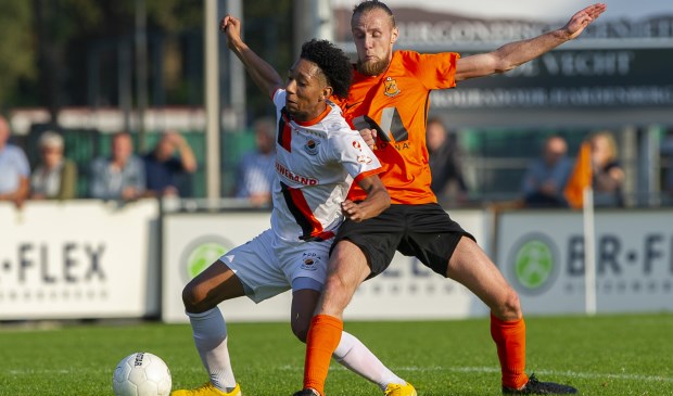 Steven Sanchez Angulo Ferreira in gevecht met Kevin Gortz van Hardenberg/ | Foto: OrangePictures