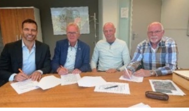 Wethouder Bas Brekelmans ondertekent de verkoop van de grond met de broers Van Gent. | Foto: pr.