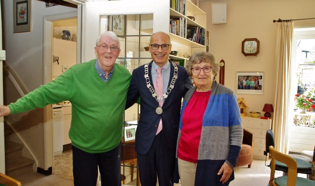 Op woensdag 10 oktober werd het echtpaar verrast met een bezoek van burgemeester Emile Jaensch. | Foto Willemien Timmers