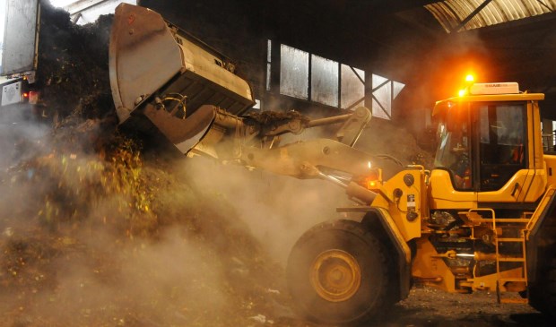 Shovel met gft-afval bij Meerlanden.