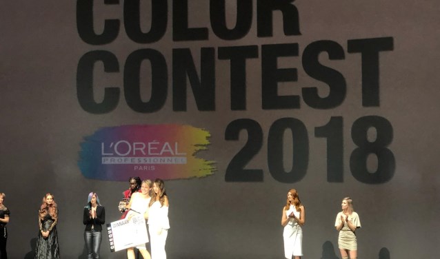 Lise Smit neemt samen met model Deniz de prijs in ontvangst in de categorie Color Me French. | Foto: pr.