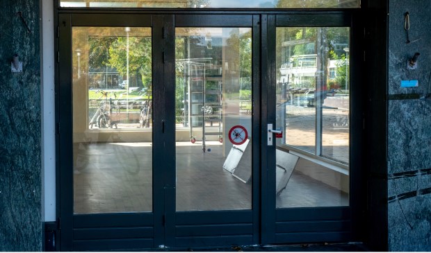 Het pand van Ibo's Mini Market 't Oude Dorp staat sinds 1 oktober leeg.