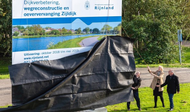Wethouder Rob ten Boden onthult samen met Petrouchka den Dunnen (directeur provincie Zuid-Holland) en Marco Kastelein (hoogheemraad Rijnland) het bord bij de werkzaamheden. Foto: pr./ Buro JP