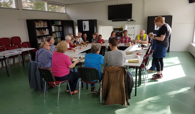 Bezoekers luisteren en kijken mee tijdens de workshop. | Foto: pr.