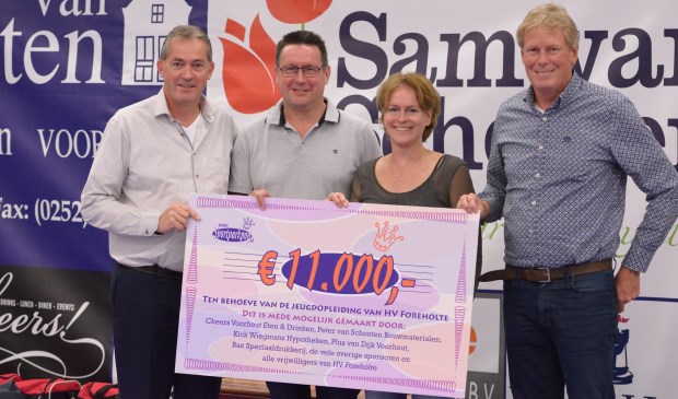 Frank Homan (voorzitter Sportparkpop, links op de foto) overhandigt de cheque aan Kees Kraakman (voorzitter HV Foreholte, rechts op de foto), bijgestaan door penningmeester Yvonne Ketz en pr-man Ruud Verweij. | Foto: pr.