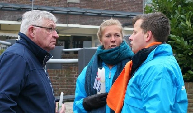 Fractievoorzitter Geert Schipaanboord van de ChristenUnie_SGP en een partijgenote in gesprek met een Leiderdorper.