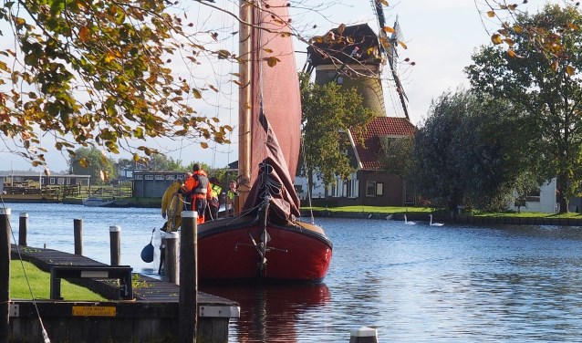 De schepen brengen de lading Friese mest naar Warmond en nemen bloemenbollen mee terug. | Foto: pr./Henk Keijzer