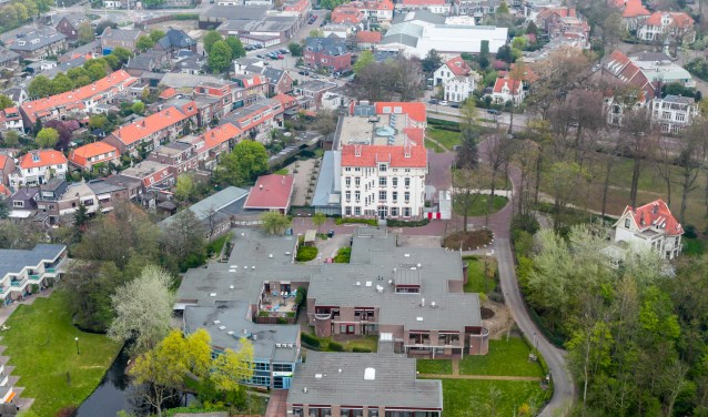 Het CARP-gebouw staat links naast het gemeentehuis.