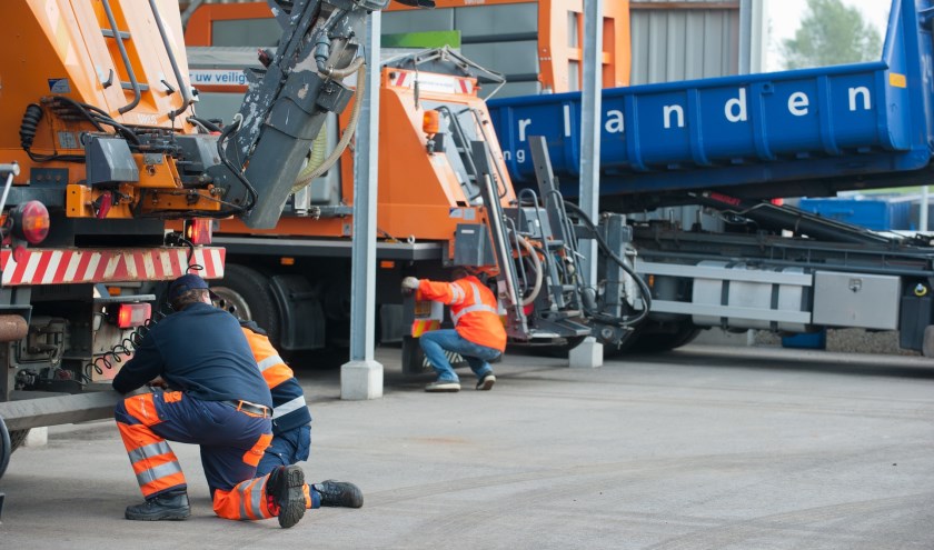Inspectie van de strooiwagens bij Meerlanden.