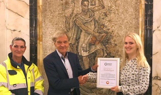 Van rechts gezien: Lianne Raat (raadslid Partij voor de Dieren), Jaap van Meijgaarden (voorzitter
Dierenambulance) en Yvonne Hijman (coördinator Dierenambulance).
