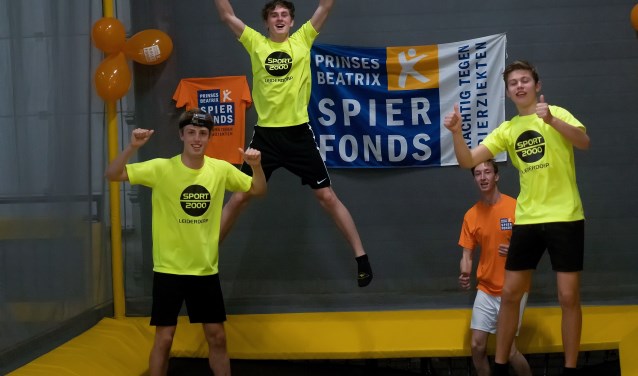 Jesse van Vliet, Kasper Berkhout, Erwin van der Windt en Rik Falhaber hielden 24 uur lang een trampoline in beweging.