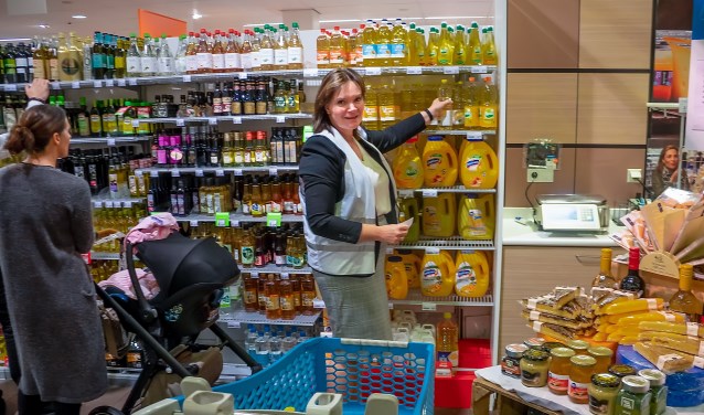 Ook wethouder Angelique Beekhuizen (LPL) deed zaterdag inkopen voor de Voedselbank.