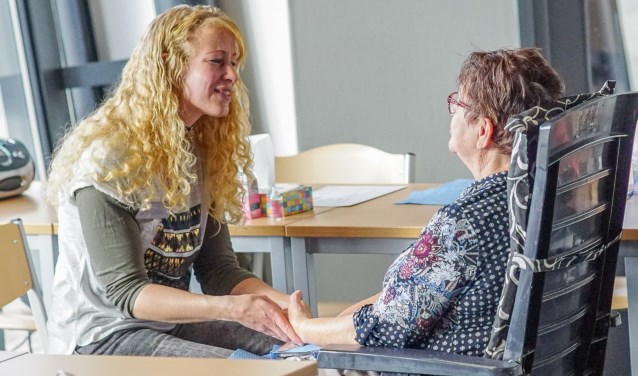 Mantelzorgers kunnen even ontspannen tijdens een van de vele beatybehandelingen. | Foto: archief/Treffend Beeld