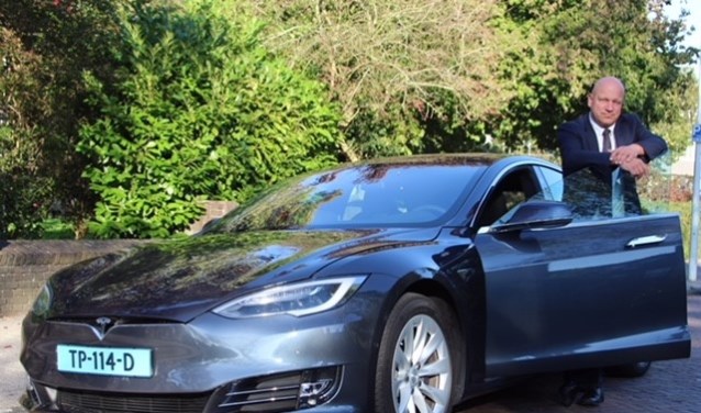 Eigenaar Erwin van Eekhout met de Tesla.