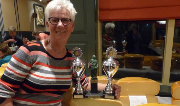 Lidia van Leeuwen van kaasboerderij De Vierhuizen met alle bekers en de prijswinnende kaas.
