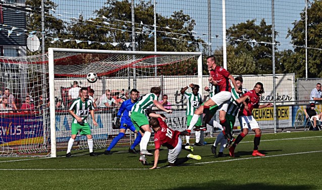 Arie de Vreugd ziet zijn kopbal naast gaan. | Foto: PR