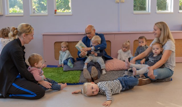 De burgemeester las ook voor aan de jongste kinderen. | Foto Wil van Elk