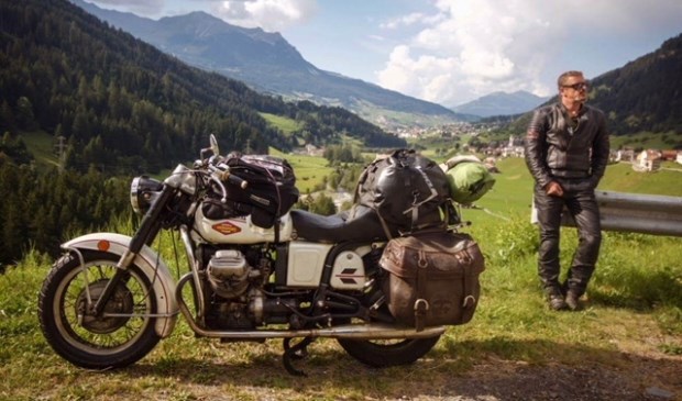 Journalist Paul van Hooff reist op zijn trouwe metgezel 'Guus', een Moto Guzzi V7 uit 1975. | Foto: pr.