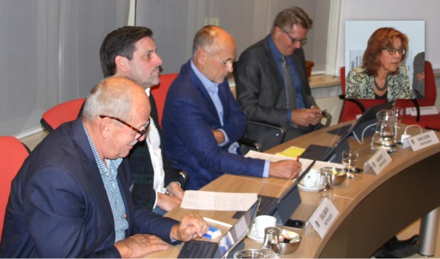 De huidige wethouders die niet terugkeren hebben wel recht op wachtgeld. | Foto en tekst: Wim Siemerink