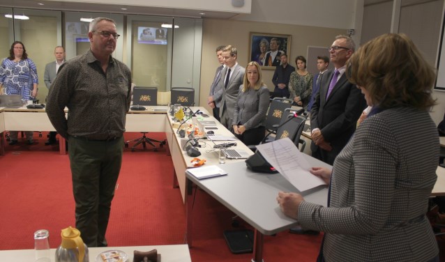 Don Verhoeff legt de belofte af ten overstaande van de voorzitter van de gemeenteraad, burgemeester Carla Breuer.| Foto: NK
