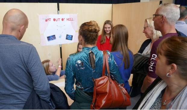 De leerlingen vertellen aan de hand van een presentatie aan hun ouders wat ze hebben beleefd tijdens de Engelandreis. | Foto: pr.