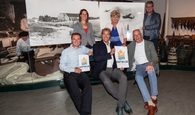 V.l.n.r. Annemarie Guijt, Katwijk Marketing, Teuntje van Delft, hoofdredacteur Uitgeverij Verhagen, Willem Schonenberg projectleider, (zittend) Mikel de Jong Rabobank, Dirk Bouman directeur Uitgeverij Verhagen, en Piet de Vries, Katwijk Marketing. | Foto: Adrie van Duijvenvoorde.
