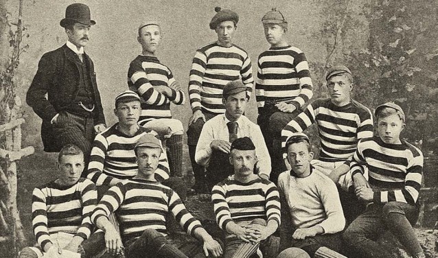 Teamfoto van de Haarlemsche Football Club uit 1887. | Bron: Wikipedia
