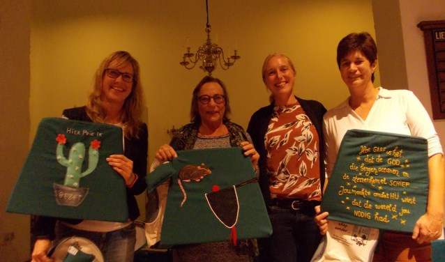 vlnr: Angela met de cactus gemaakt door Marjon Weijers, Tiny Springer, dominee Esmeralda Mandemaker en Suzanne van der Ploeg. | Foto: Piet de Boer