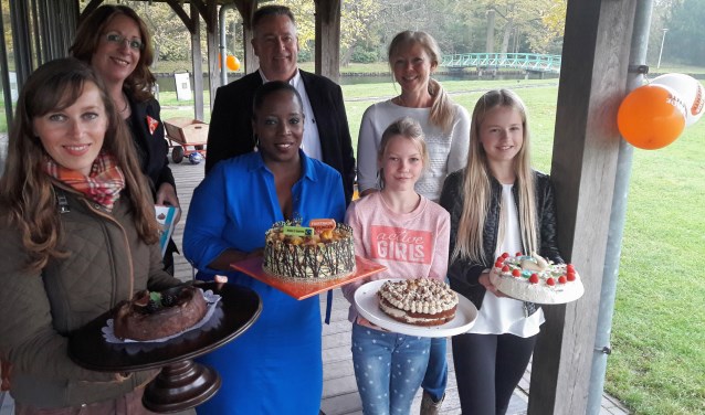 De winnaars van de eerste editie met hun zelfgebakken Fairtrade-taarten. | Foto: archief
