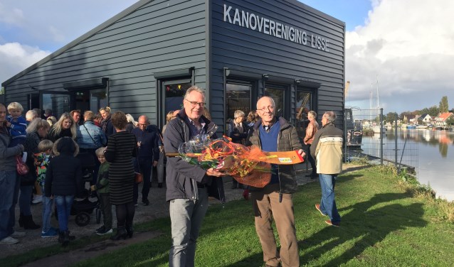 Blije gezichten aan de Ringvaart: de officiële opening van het nieuwe onderkomen van de kanovereniging is een feit.