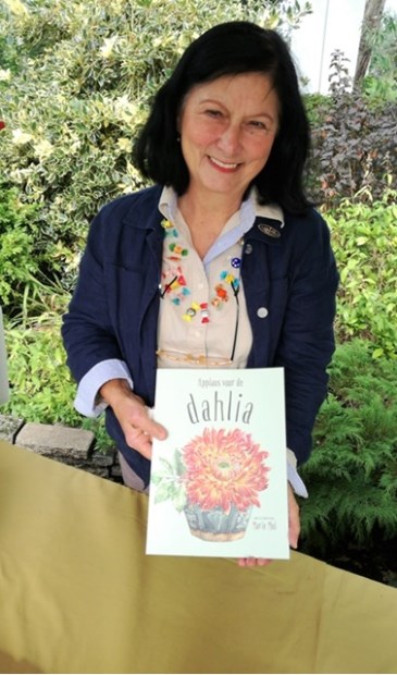 Marie Mul signeert na de workshop haar boek 'Applaus voor de dahlia'. | Foto: pr.