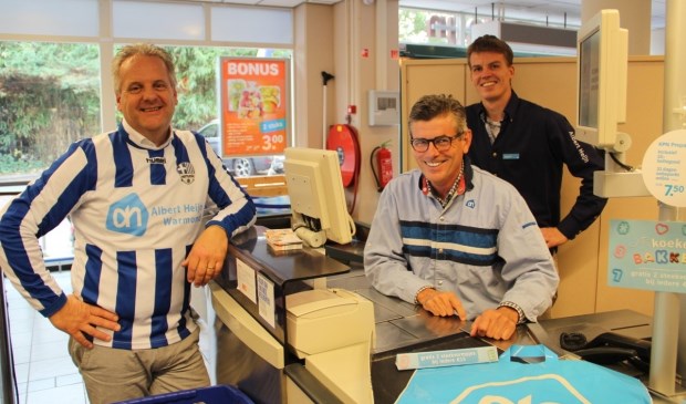 Hans Oudshoorn (l) verlengt voor drie jaar het sponsorcontract met Warmunda. Voorzitter Matthieu van Winsen (m) is daar maar wat blij mee. | Foto: pr.