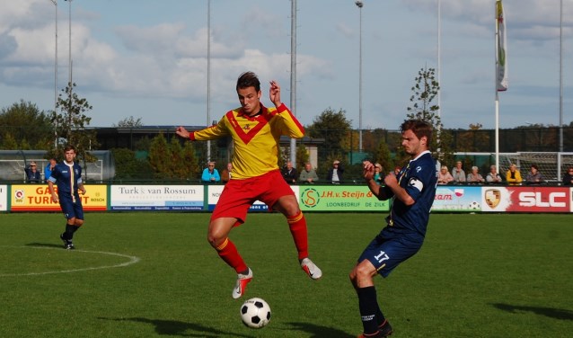 Dick Verhoeven was sterk aan de bal en bereidde de 1-0 van Jeffrey van der Geest voor. | Foto: Trudy van den Berg
