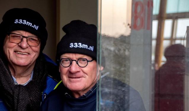 Oud-voorzitter Gert Hogervorst (links) en voorzitter John de Lange van de VIJL riepen tijdens de ijsperiode in maart via hun mutsen op om bij te dragen aan een ijsbaan van 333 meter.