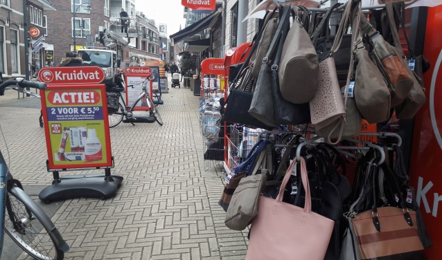 De fracties vinden dat er nog weinig gedaan is om het aantal uitstallingen op de stoep te verminderen. Foto: archief