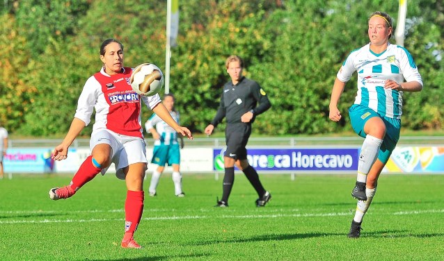 De grootste kans voor RCL in de tweede helft. Samanta Stojanovic haalt uit en schiet tegen de dwarsligger.