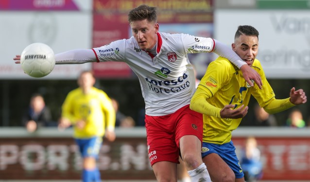 Kasper Michel in de clinch met Oussama Siali van FC Lisse. | Foto: OrangePictures