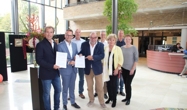 Blije gezichten na ondertekening van het (ver)huurcontract met de gemeente Katwijk.