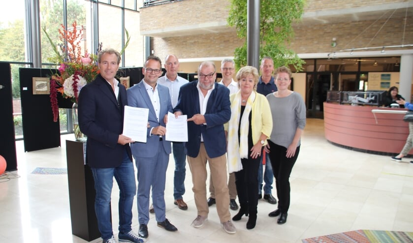 Blije gezichten na ondertekening van het (ver)huurcontract met de gemeente Katwijk.