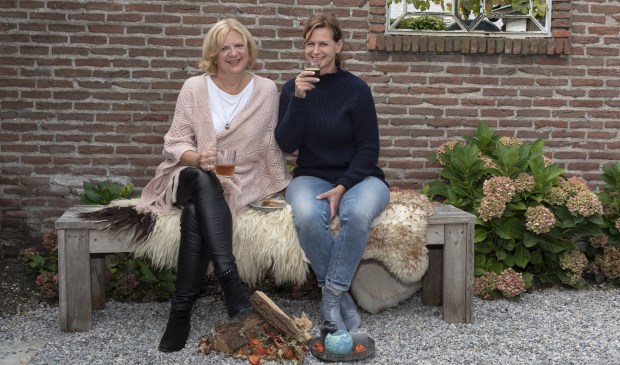Jacqueline Eenens (l) en Jacqueline van Heteren organiseren de herfsteditie van het Boezemcafé voor vrouwen die geraakt zijn door borstkanker.