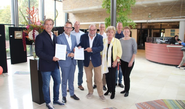 Drie partijen zetten tijdens de officiële bijeenkomst hun handtekening. | Foto Elske van der Valk.