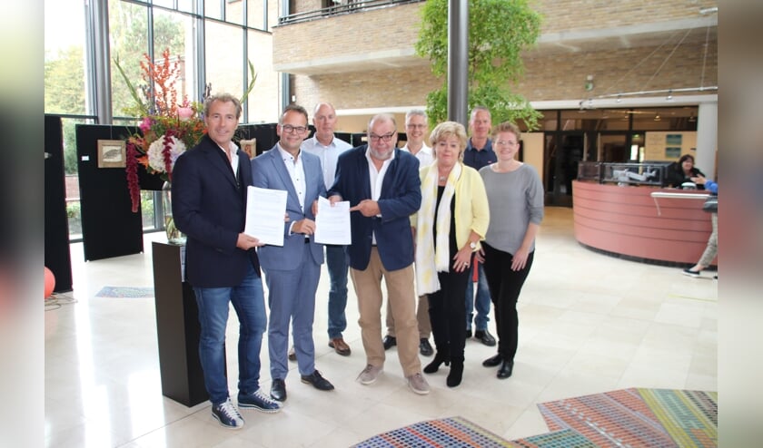 Drie partijen zetten tijdens de officiële bijeenkomst hun handtekening. | Foto Elske van der Valk.