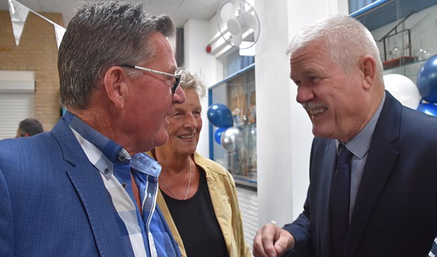 Wim Glasbergen (rechts) in gesprek met gasten tijdens een geanimeerde receptie.